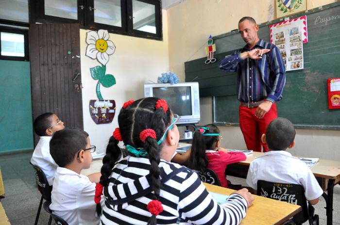 Escuela especial Che Guevara en Granma-El joven profesor Yulvis Triguero López devuelve a los niños el cariño recibido por él antes en esta institución.