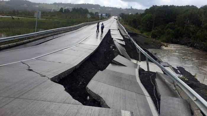 Una carretera dañada tras el terremoto en Chile. 