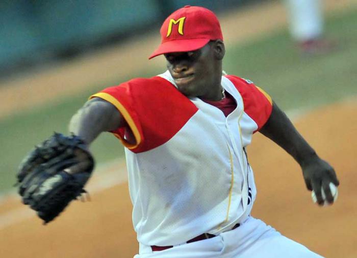 Beisbol.Semi F MTZ vs Isla 5to play Yoanni Yera