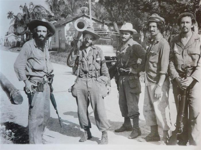 La foto, tomada muy cerca del cuartel, sirvió de patrón a la artista Thelvia Marín para la creación de la escultura dedicada al Héroe de Yaguajay.