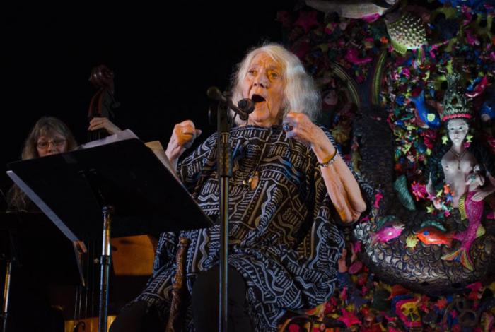 Barbara Dane, cantante estadounidense, durante una concierto en Casa de las Américas, La Habana, Cuba.