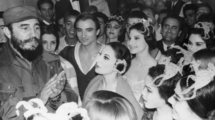 Fidel Castro conversa con Alicia Alonso, y demás integrantes del Ballet Nacional de Cuba, después de la presentación del ballet Giselle, que se efectuó en el Teatro de la Central de Trabajadores de Cuba, donde se ofreció un homenaje nacional a la gran ballerina.