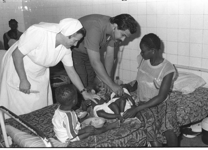 Además de internacionalistas cubanos para preservar la soberanía e independencia de Angola, Cuba envió médicos para atender a la población angolana.  En la gráfica un galeno cubano en el Hospital de Cabinda, Angola. 