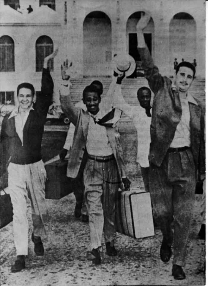 Fidel Castro, Raúl Castro y Juan Almeida, salen de la prisión el 15 de mayo de 1955.  Foto: Archivo
