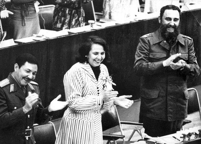 El líder cubano fue un gran impulsor de la igualdad de derechos de la mujer cubana. En la instantánea junto a Raúl Castro y Vilma Espín en el III Congreso de la Federación de Mujeres Cubana.   