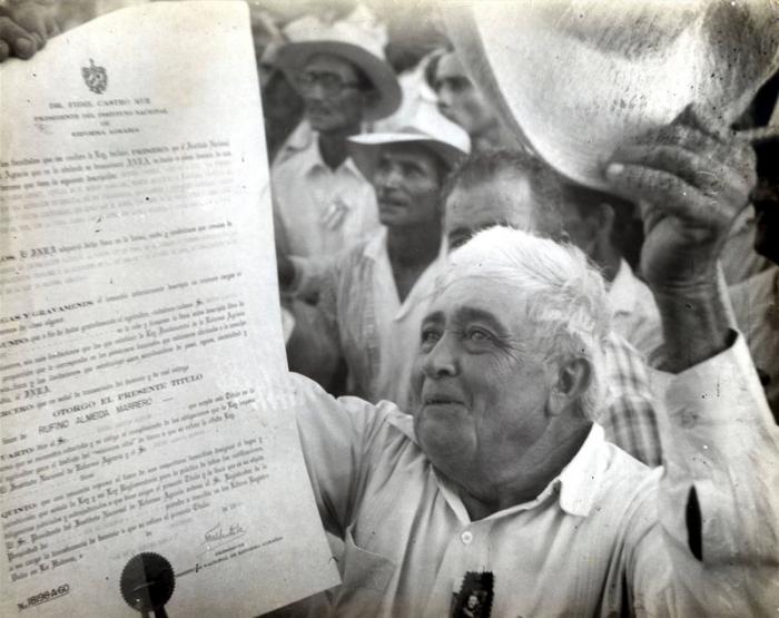 La Cuba que cambió Fidel hombre con diploma de alfabetizado