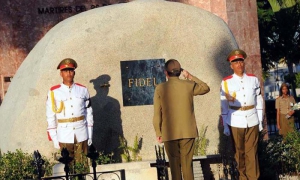 Raúl Castro coloca las cenizas de Fidel Castro