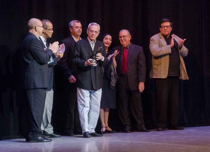 Eusebio Leal, historiador de La Habana, recibió un premio de manos de Alicia Alonso, minutos antes de la gala del Ballet Nacional, en el Gran Teatro Alicia Alonso. La Habana, Cuba.