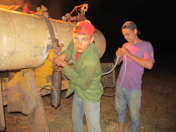 Carlos José y Eduardo mientras solucionaban la avería ocurrida a una de las mangueras