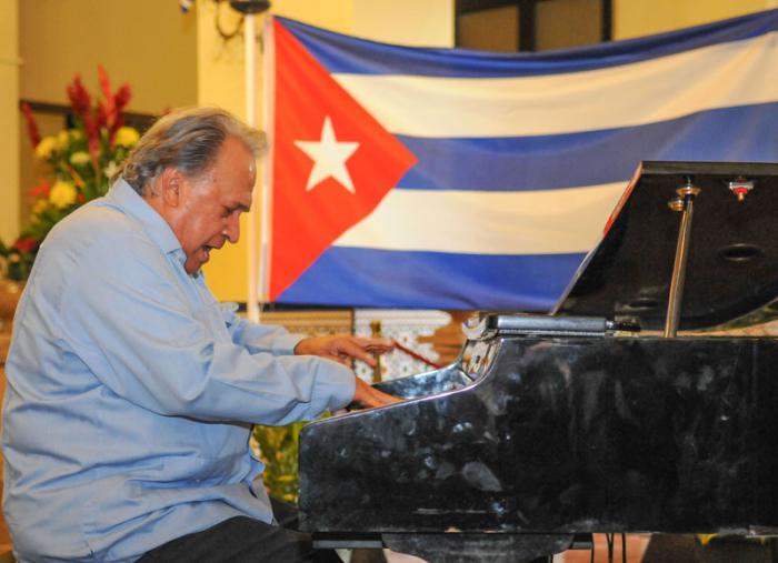 Inauguraciòn Expo en el Hotel Nacional de Cuba,  Lo que irradia Fidel, con motivo de su cumpleaños 90, El Maestro Fran Fernàndez, al piano.