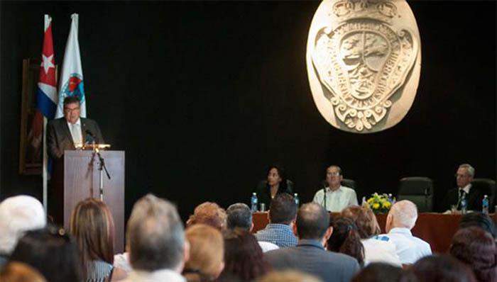 El Dr. Gustavo Cobreiro Suárez (I), Rector de la Universidad de La Habana (UH), durante su intervención en el Acto por el 289 Aniversario de la Fundación de la UH, en el Colegio Universitario San Gerónimo de La Habana, Cuba, el 5 de enero de 2017.       ACN  FOTO/ Diana Inés RODRÍGUEZ RODRÍGUEZ/ rrcc