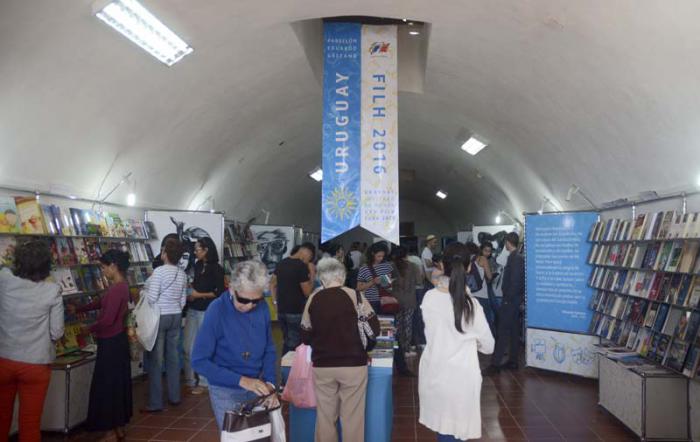 XXV Feria Internacional del Libro en la fortaleza de La Cabaña. En la foto el stand de Uruguay, pais al que se dedica la Feria.