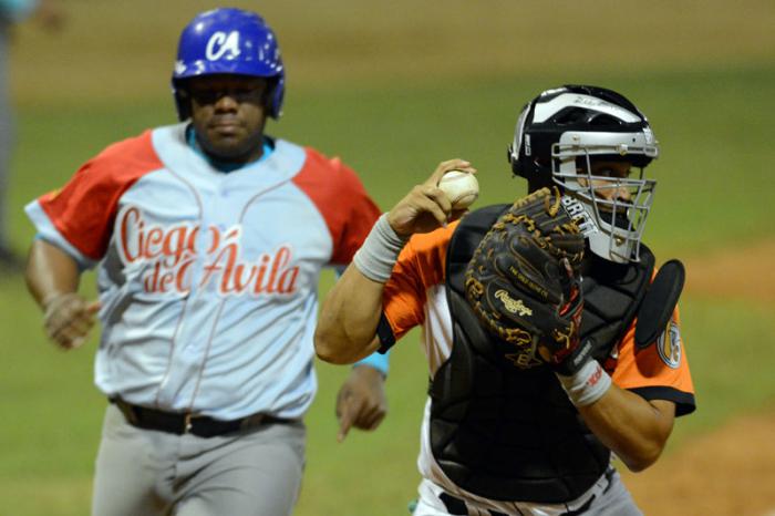 Serie-56-Play-Off-VILL-CA-juego-3-Javier Fuste cacher de las villas. ganan los Naranjas 4 x 1 Alain Sanchez lanzador Ganador.