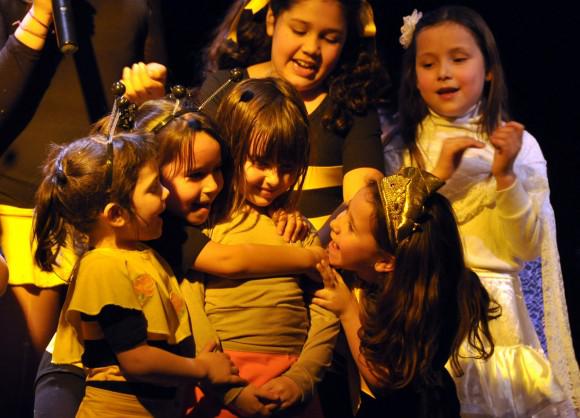 Los niños rieron y disfrutaron del la obra La cucarachita Martina, una obra donde no faltan canciones clásicas del repertorio cubano.

