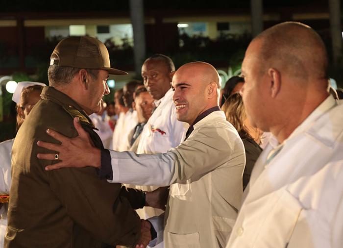 Acto de condecoración a los colaboradores que participaron en el combate contra el Ébola en África Occidental. Reciben Medalla 60 Aniversario de las FAR, en la Unidad Central de Cooperación Médica (UCM).