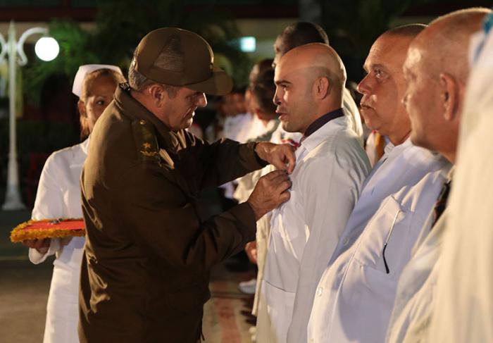 Acto de condecoración a los colaboradores que participaron en el combate contra el Ébola en África Occidental. Reciben Medalla 60 Aniversario de las FAR, en la Unidad Central de Cooperación Médica (UCM).Condecoración-colaboradores