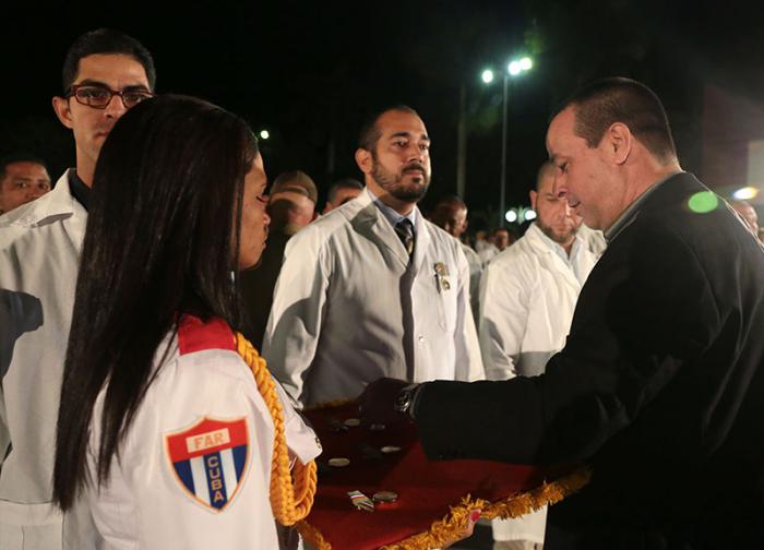 Acto de condecoración a los colaboradores que participaron en el combate contra el Ébola en África Occidental. Reciben Medalla 60 Aniversario de las FAR, en la Unidad Central de Cooperación Médica (UCM).Condecoración-colaboradores