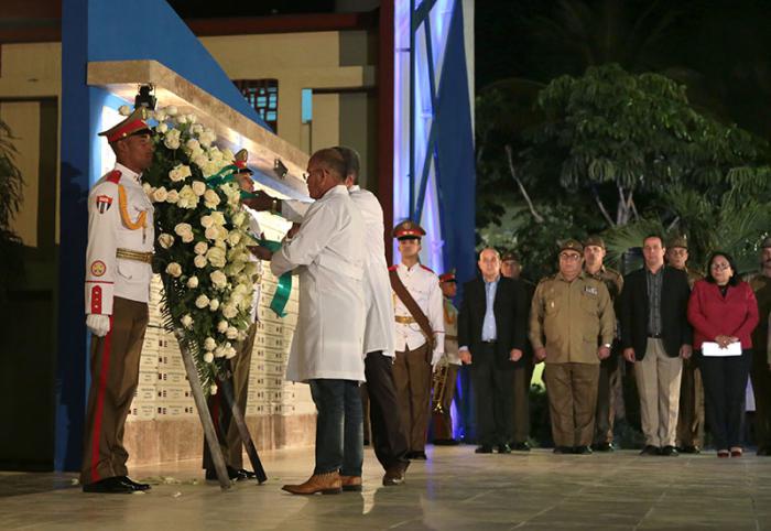 Acto de condecoración a los colaboradores que participaron en el combate contra el Ébola en África Occidental. Reciben Medalla 60 Aniversario de las FAR, en la Unidad Central de Cooperación Médica (UCM).Condecoración-colaboradores