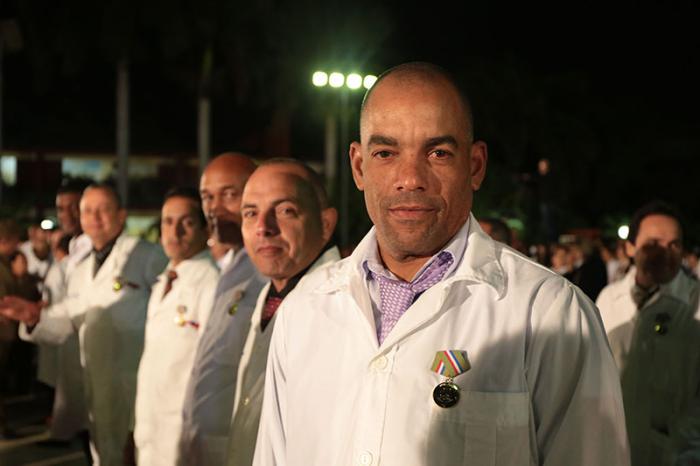 Acto de condecoración a los colaboradores que participaron en el combate contra el Ébola en África Occidental. Reciben Medalla 60 Aniversario de las FAR, en la Unidad Central de Cooperación Médica (UCM).Condecoración-colaboradores