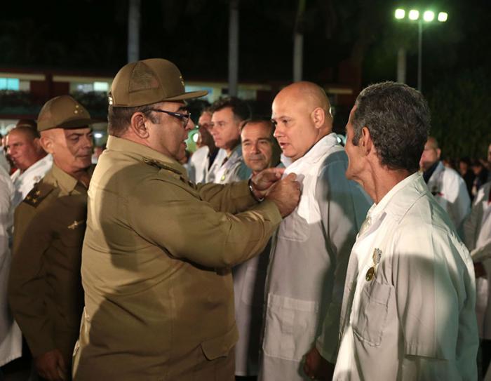 Acto de condecoración a los colaboradores que participaron en el combate contra el Ébola en África Occidental. Reciben Medalla 60 Aniversario de las FAR, en la Unidad Central de Cooperación Médica (UCM).Condecoración-colaboradores