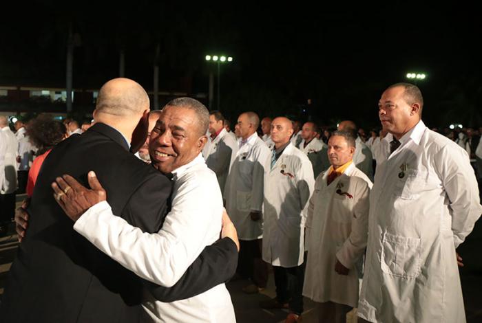 Acto de condecoración a los colaboradores que participaron en el combate contra el Ébola en África Occidental. Reciben Medalla 60 Aniversario de las FAR, en la Unidad Central de Cooperación Médica (UCM).Condecoración-colaboradores