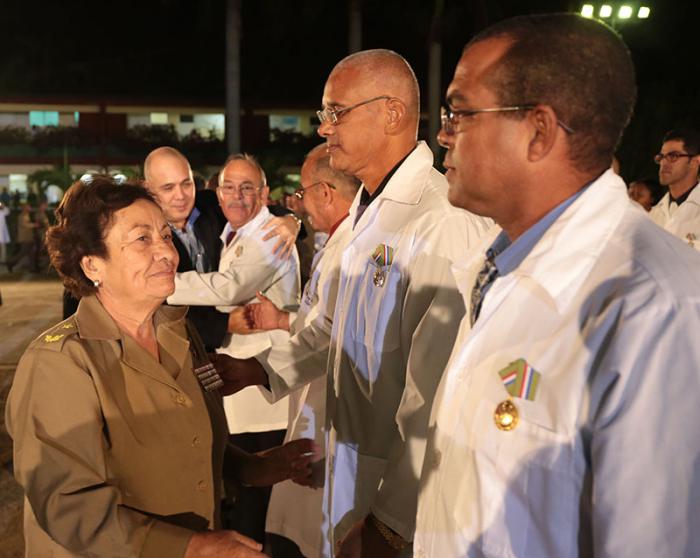 Acto de condecoración a los colaboradores que participaron en el combate contra el Ébola en África Occidental. Reciben Medalla 60 Aniversario de las FAR, en la Unidad Central de Cooperación Médica (UCM).Condecoración-colaboradores