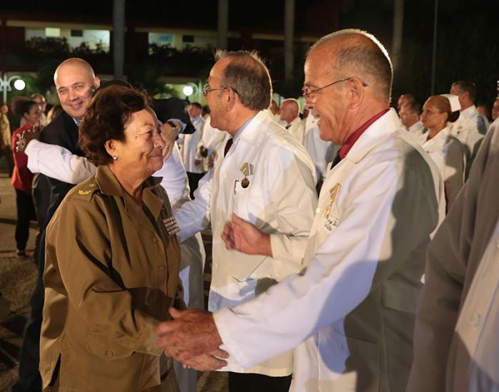Acto de condecoración a los colaboradores que participaron en el combate contra el Ébola en África Occidental. Reciben Medalla 60 Aniversario de las FAR, en la Unidad Central de Cooperación Médica (UCM).Condecoración-colaboradores