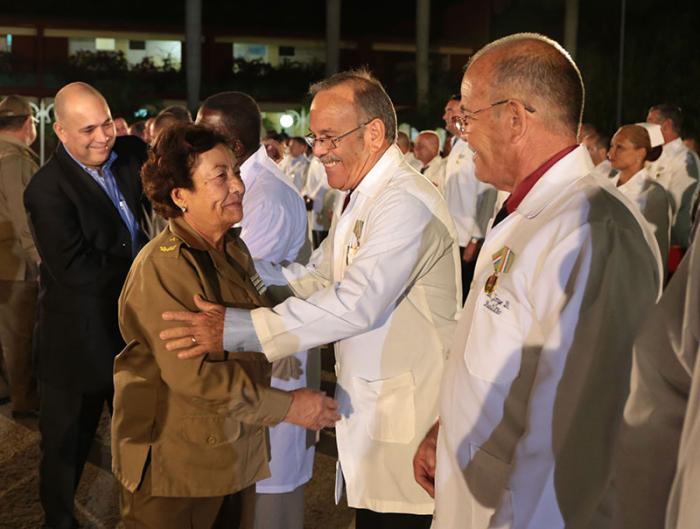 Acto de condecoración a los colaboradores que participaron en el combate contra el Ébola en África Occidental. Reciben Medalla 60 Aniversario de las FAR, en la Unidad Central de Cooperación Médica (UCM).Condecoración-colaboradores