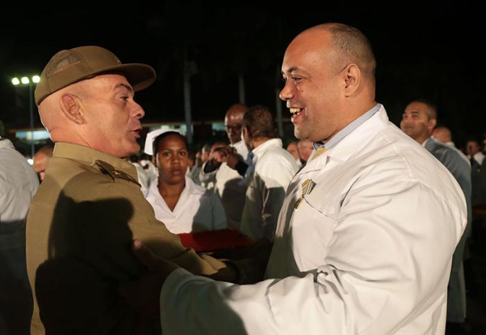 Acto de condecoración a los colaboradores que participaron en el combate contra el Ébola en África Occidental. Reciben Medalla 60 Aniversario de las FAR, en la Unidad Central de Cooperación Médica (UCM).Condecoración-colaboradores