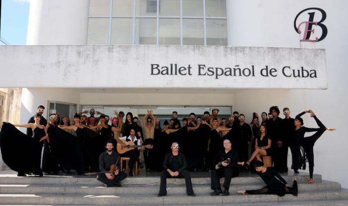 Compañía de Ballet Español de Cuba dirigida por su fundador, el primer bailarín, coreógrafo y profesor Eduardo Veitía preparando el montaje de 