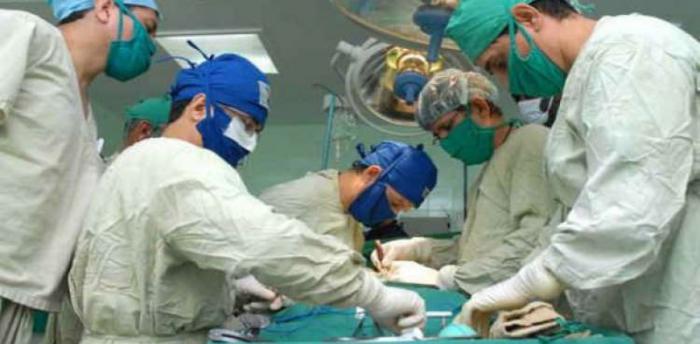 Personal médico del Hospital Universitario Manuel Ascunce Doménech, centro donde se realizan los trasplantes renales.