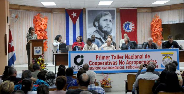 Taller Nacional de Cooperativas No Agrpecuoria ,conferencia magistral de Grisel Tristan Arbesús del GEPE, estando presente el general Ulices Rosales Del Toro