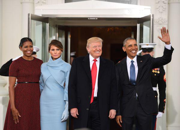 Barack y Michelle Obama recibieron al matrimonio Trump en la Casa Blanca antes de dirigirse al Capitolio.