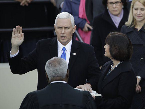 Mike Pence jura como vicepresidente de la nación.