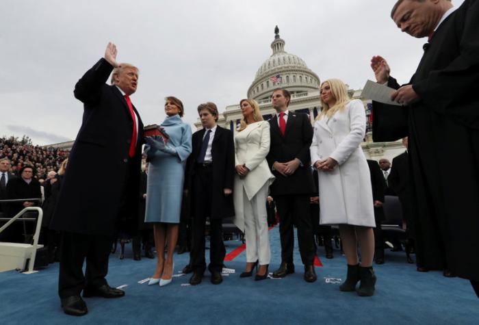 Donald Trump jura su cargo ante el presidente de la Corte Suprema, John Roberts, ante la presencia de su mujer Melania, Barron, Donald, Ivanka y Tiffany reuters