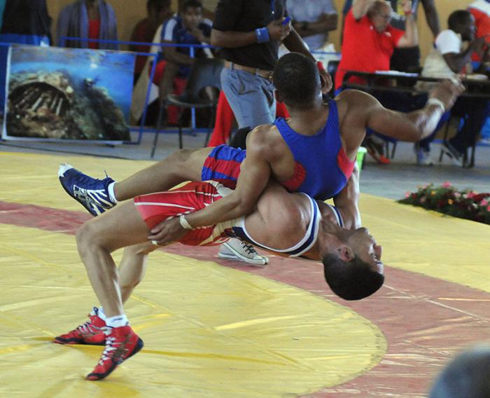 Capeonato Nacional de Lucha combate de 59 kg entre Javier Dumenico de Santi Spiritud de Rojo y Lester Gusman de la Isla de azul