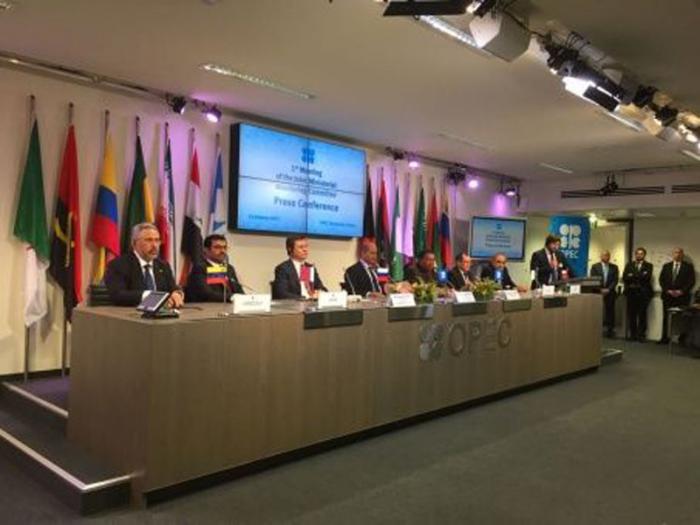 El precio del crudo se alzó por encima de los 50 dólares por barril luego del acuerdo de recorte de producción. Foto: telesur