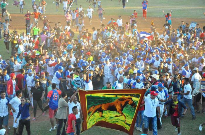 Los Alazanes de Granma festejaron por todo lo alto, y muy cerca de su afición, el título de la 56 Serie Nacional de Béisbol