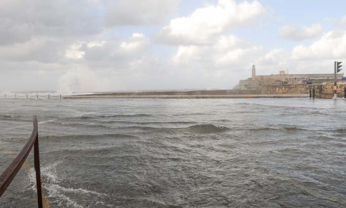 Inundaciones costeras por penetraciòn del mar en zonas bajas del litoral habanero, el Malecòn