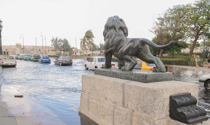 Inundaciones costeras por penetraciòn del mar en zonas bajas del litoral habanero, el Malecòn