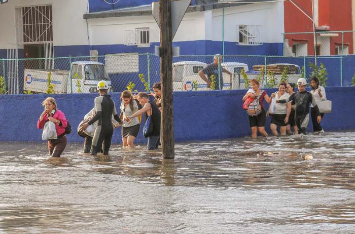 Inundaciones costeras por penetraciòn del mar en zonas bajas del litoral habanero, el Malecòn