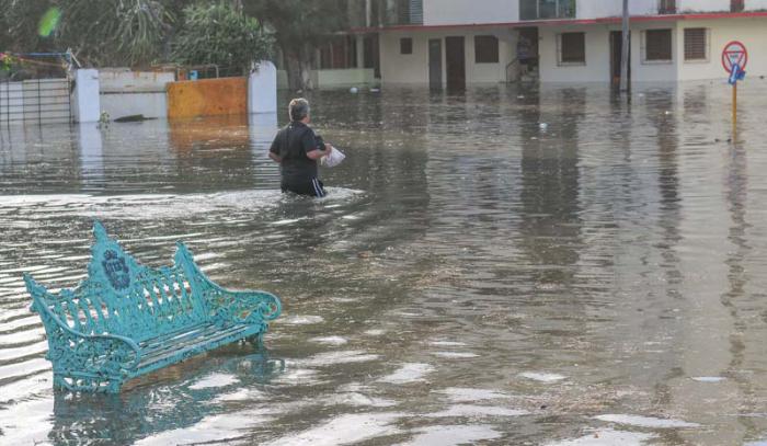 Inundaciones costeras por penetraciòn del mar en zonas bajas del litoral habanero, el Malecòn