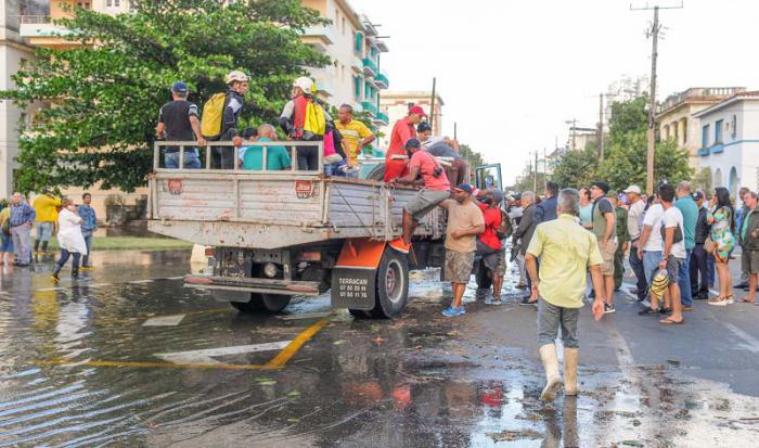 Inundaciones costeras por penetraciòn del mar en zonas bajas del litoral habanero, el Malecòn