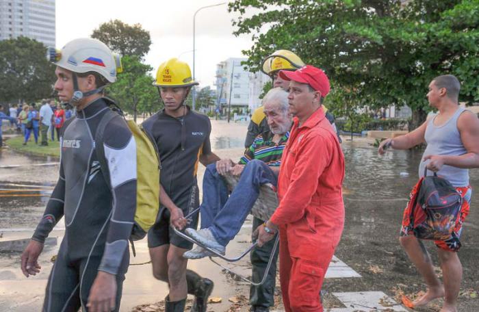 Inundaciones costeras por penetraciòn del mar en zonas bajas del litoral habanero, el Malecòn