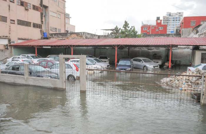 Inundaciones costeras por penetraciòn del mar en zonas bajas del litoral habanero, el Malecòn