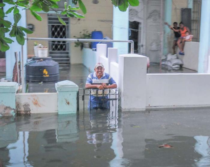 Inundaciones costeras por penetraciòn del mar en zonas bajas del litoral habanero, el Malecòn