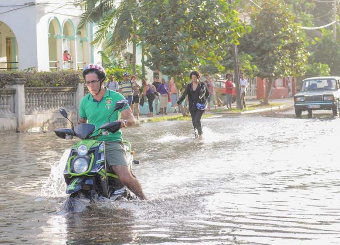 Inundaciones costeras por penetraciòn del mar en zonas bajas del litoral habanero, el Malecòn