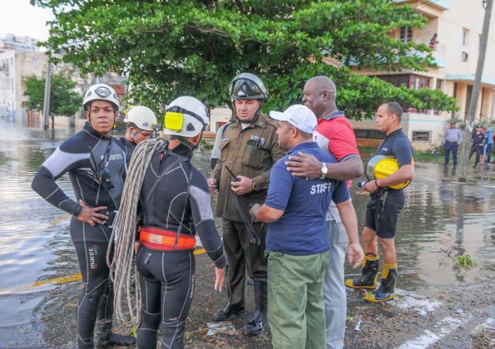 Inundaciones costeras por penetraciòn del mar en zonas bajas del litoral habanero, el Malecòn