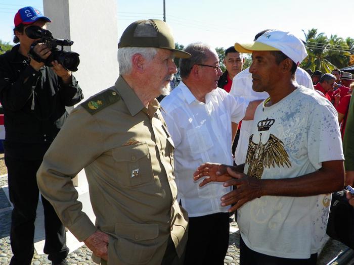 A los Comandantes de la Revolución Ramiro Valdés (junto a él en la foto) y Guillermo García, relataría Cordero su odisea en el pozo