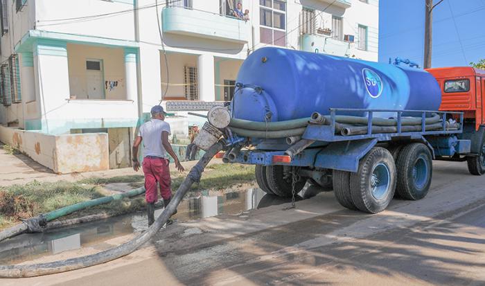 El litoral norte de la capital cubana se recupera hoy tras fuertes inundaciones costeras por penetraciones del Mar